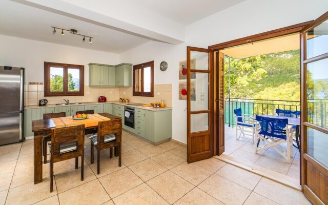 Rhodia Beach Villa in Ithaki