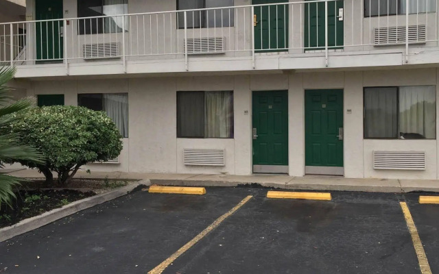 Q Lodging Motel