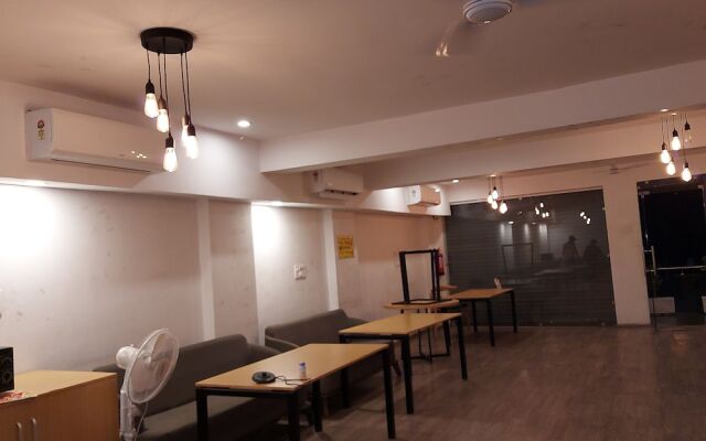 Hotel Townhouse @Udaipur City Railway Station