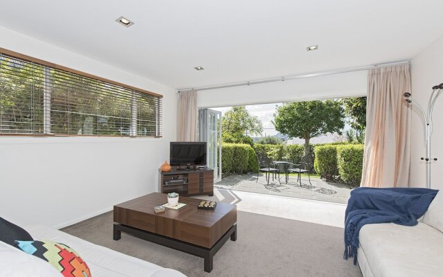 Perfect Central Location, 1/2 way CBD & Airport