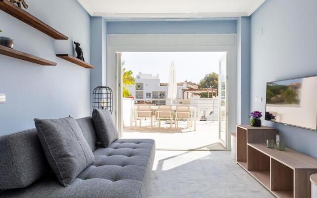 Luxury apartment with dishwasher, located by the sea