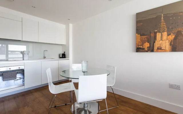Luxury 2-bed Flat, Parking and Close to the Tube