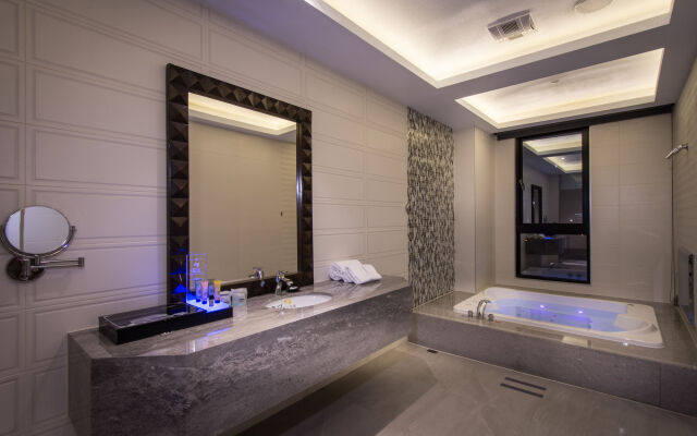 Uher Luxury Resort & Hotel