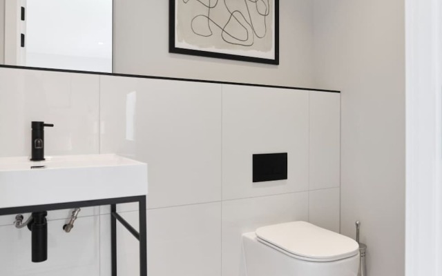 The Brondesbury Hideaway - Stylish 3bdr Flat With Balcony Parking