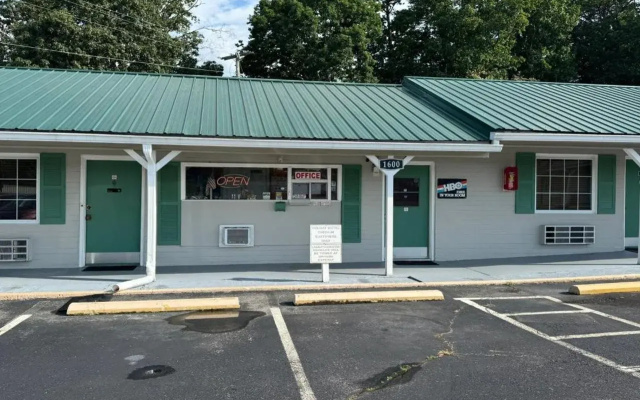 Holiday Motel by Belvilla Cleveland, TN