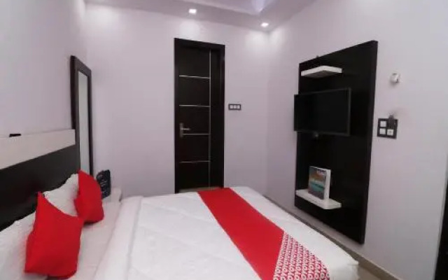 OYO 28090 Cocktail Hotel