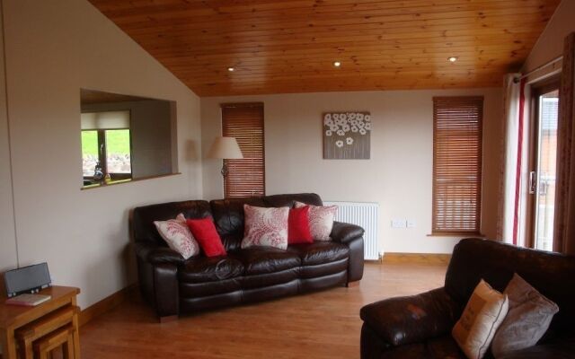 Woodpecker Lodge With Hot Tub Near Cupar, Fife