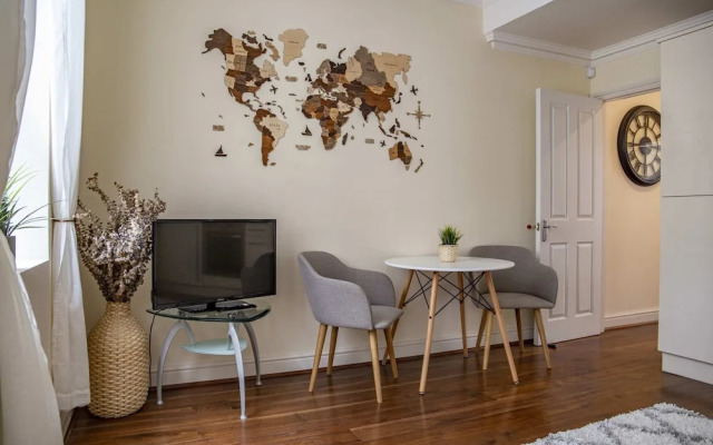 Charming Charing Cross Flat