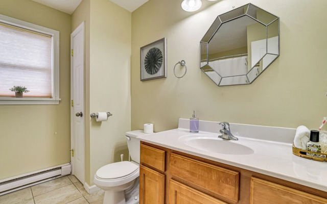 Hot Tub + Decks: Tree-lined Retreat in Pocono Lake