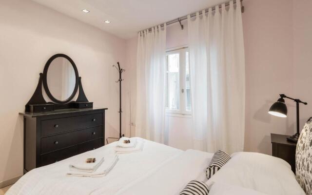 Stylish white 4 ppl apartment in City center