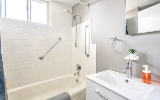 2BR Apt w King Bed and Netflix- Prime Location