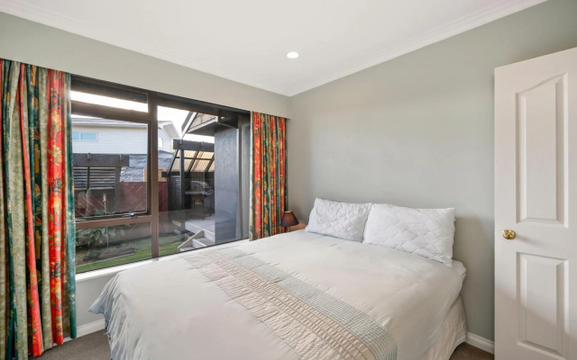 Taupo Escape - Rainbow Point Holiday Home – Guest Rooms – Taupo