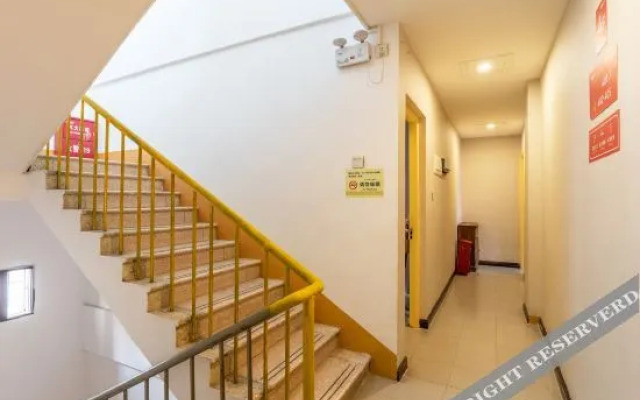 Oyo Ronghua Hostel