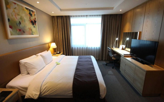 The Central Plaza Hotel