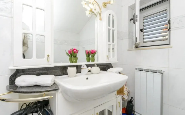 Villa Piano - Four Bedroom Villa With Terrace and Swimming Pool