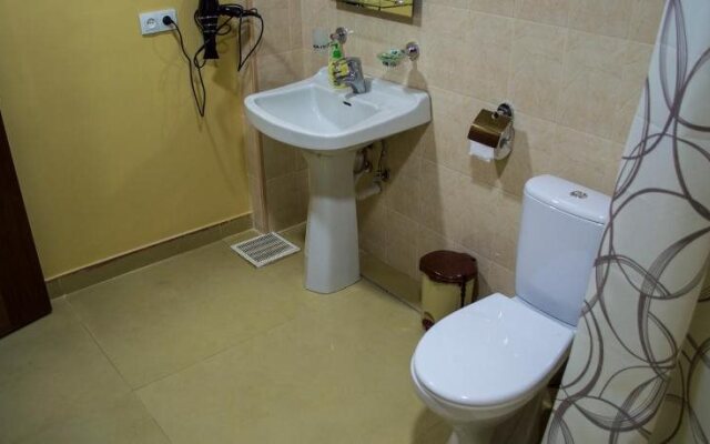 2x2 Cinema-Bar Hotel & Tours