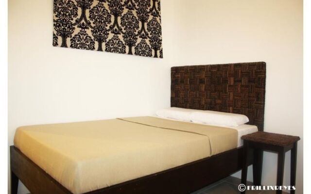 R Suites & Cafe