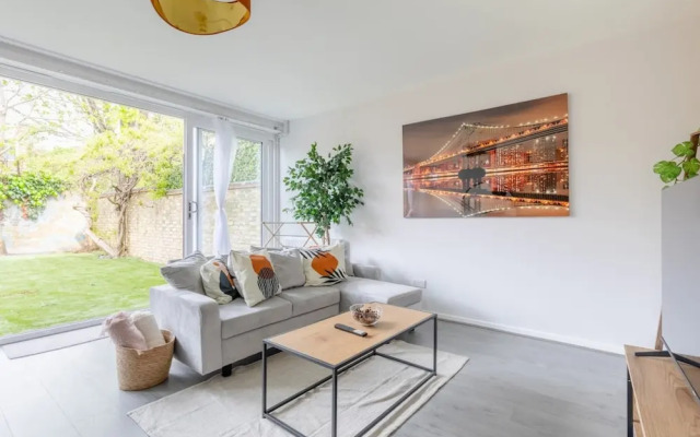 Newly Renovated 3BD Home, Islington!