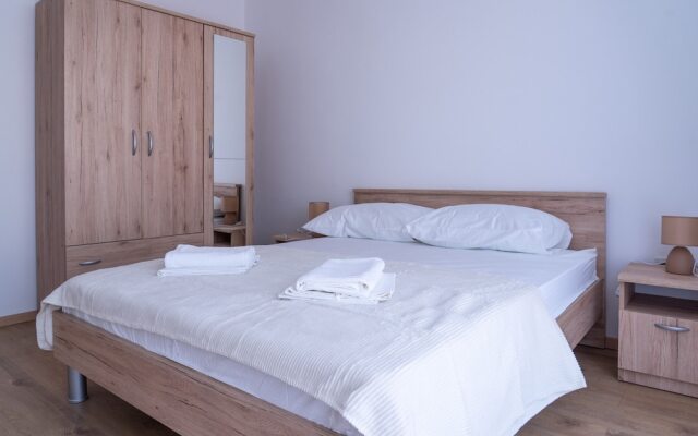 Spacious apt few min Walk to old Town and Beach