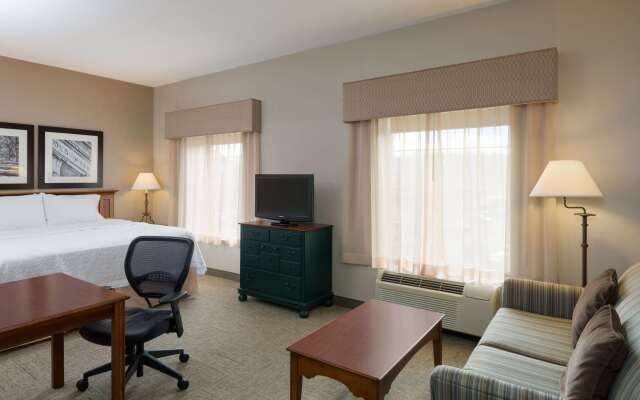 Hampton Inn & Suites State College at Williamsburg Square