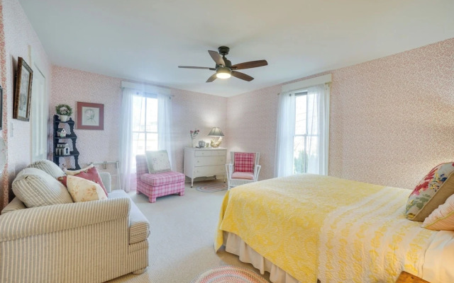 'the Porch House' Located in Historic Village