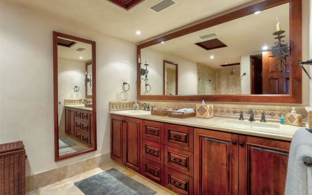 Casa de la Familia 7 Bedroom Contemporary Hacienda Style at Discounted Rate!