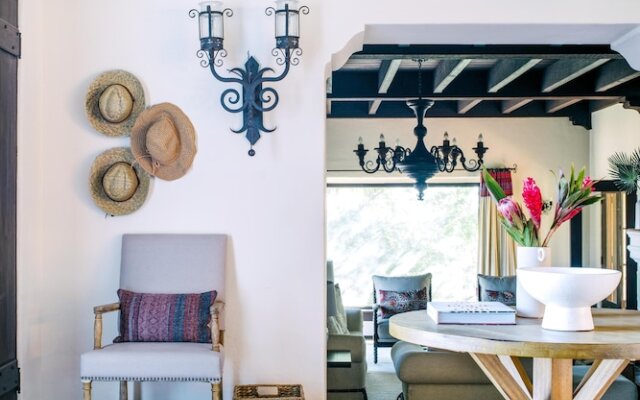 Frida by AvantStay | Sleeps 16! Prvt Estate w/ Tennis Ct & Mins to Beach!