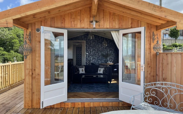 Cosy Lodge With Private Hot Tub in Tottergill Farm
