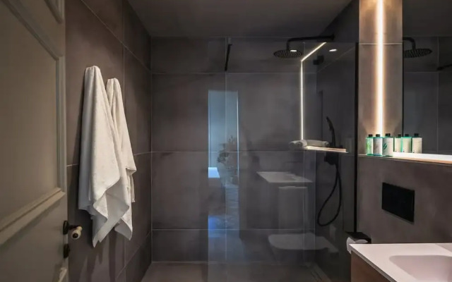 Lovely 6 BR Flat in L Eixample