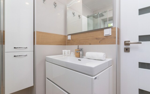 Apartment Gromadzka With A/C by Renters