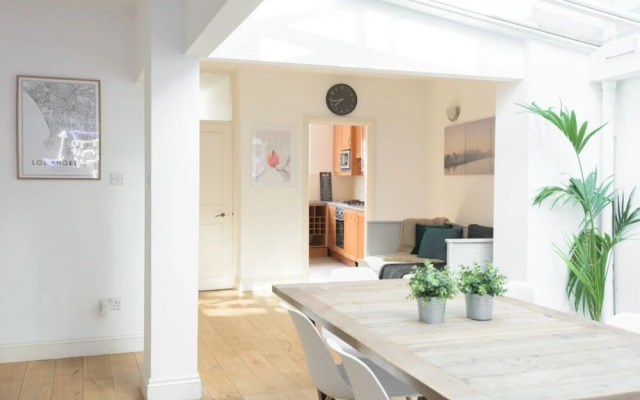 The Harrods Mews Modern 4Bdr Mews Home With Terrace