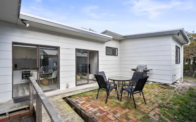 2-bed Rosebud Apartment With BBQ & Garden