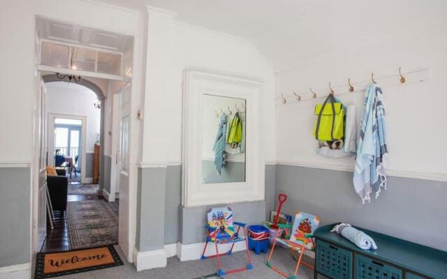 Large House, sleeps 10 with incredible sea views