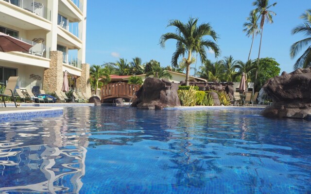 Condominio Diamante del Sol by CRHR