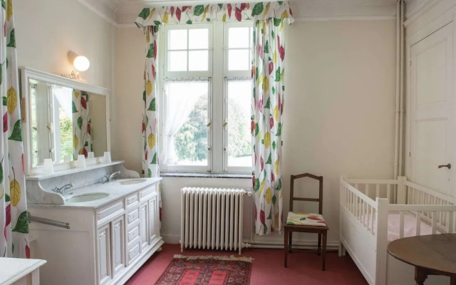 Vintage Castle in Jevoumont with Pool