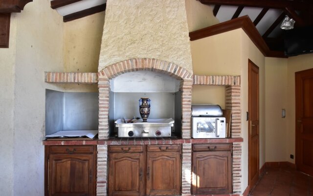 Lavish Villa on an Exclusive Estate in Liorac-sur-louyre With Pool