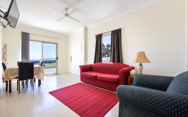 The Oasis - 6 Turnberry Drive, Links Lady Bay