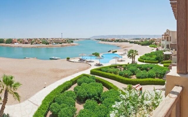 Apartment Overlooking Pool & Lagoon