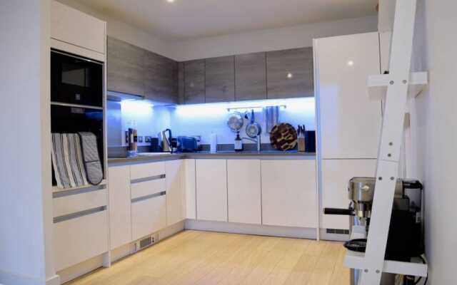 1 Bedroom Property in Brixton With Balcony