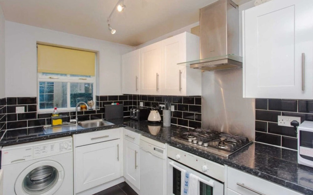 Contemporary 1 Bedroom Flat in Camberwell Oval