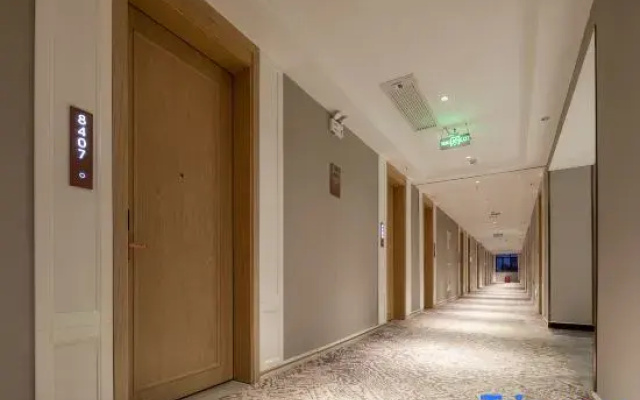 Vienna Hotel Honghu Aiguo Road Branch