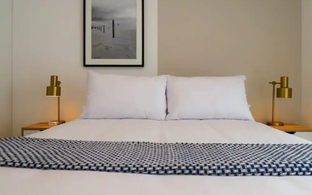 w Sophisticated 2BR With Balcony in Miraflores