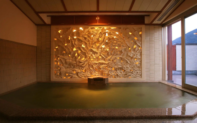 The Heisaura Beach Hotel & Resort