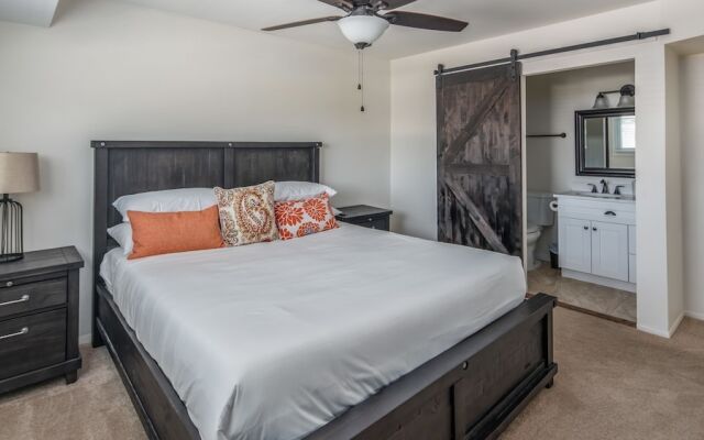 Spacious 4BR Townhouse by WanderJaunt