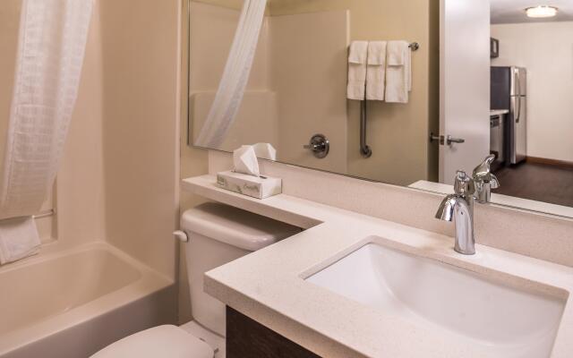 Candlewood Suites Topeka Hotel