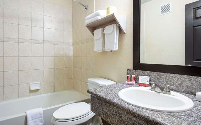 Econo Lodge Inn & Suites