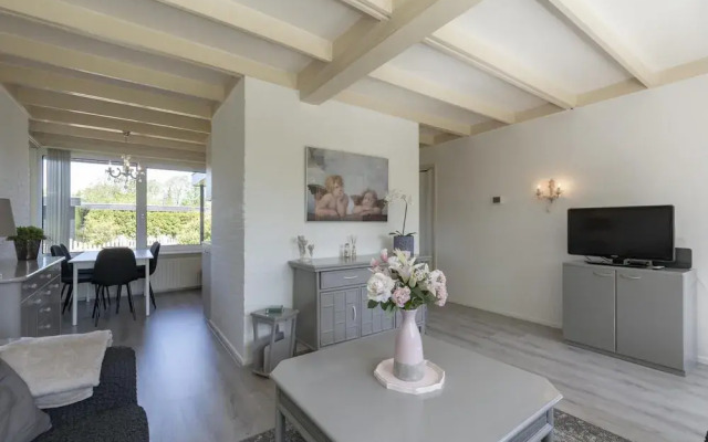 Welcoming Bungalow With Garden