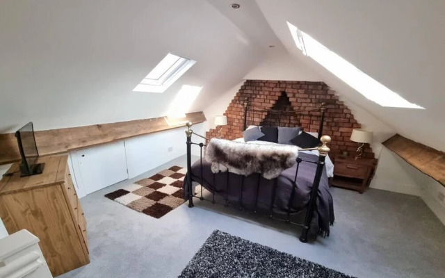 Modern 4-bedroom Townhouse With Private Garden