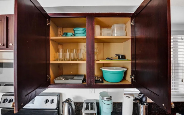 Lovely 1- Bedroom Rental Unit With Pool