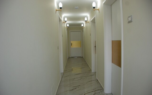 Crown Deluxe Apartments